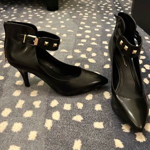 BCBG 8.5 Kitten Heel Black Pointed Toe